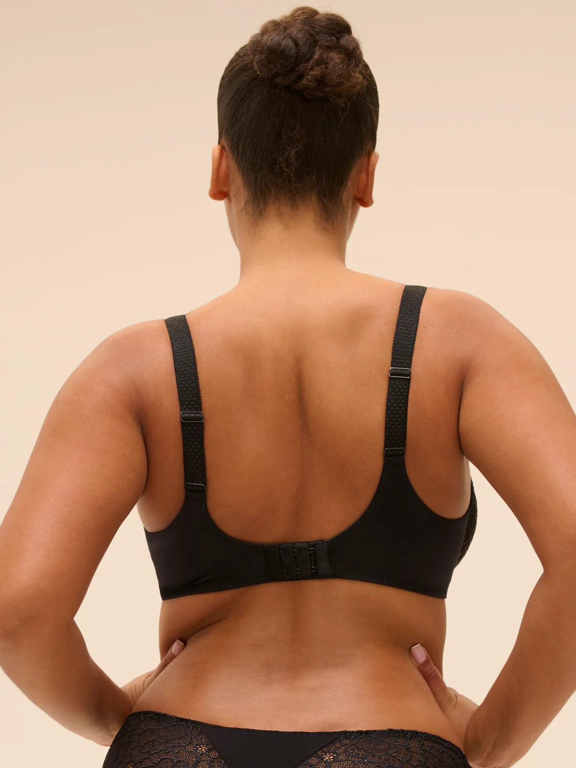 Caresse Rigid Seamless T-Shirt Bra Black