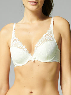 Close up of Simone Pérèle Wish Push-Up Triangle Bra in Natural, featuring scalloped lace edges, plunge shape and memory foam cups.