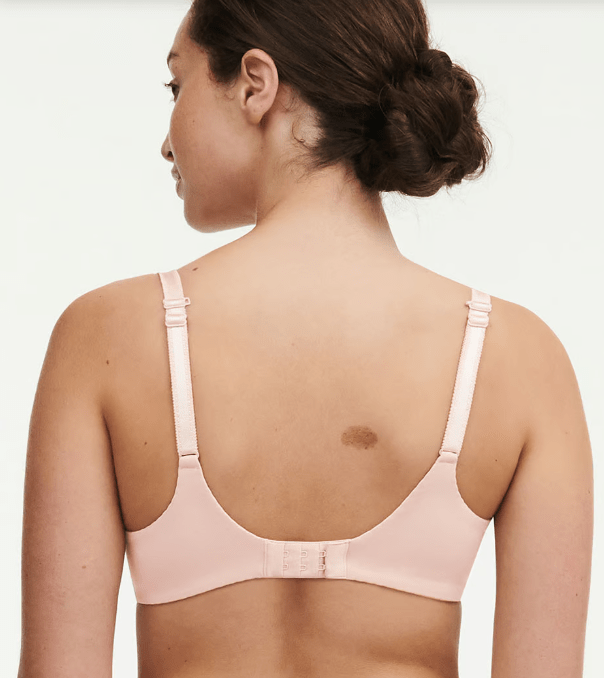back view of Chantelle Norah Chic Plunge T-Shirt Bra Dusky Pink on model with adjustable straps and racerback hook.