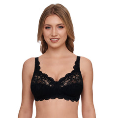 Model wears Susa Latina Soft Bra Black from The Foundation – supportive wirefree bra with lace trim and cotton-lined cups.