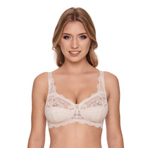 Model wearing the Susa Latina Soft Bra Pure Beige from The Foundation – elegant lace bra with a feminine shape and wirefree comfort.