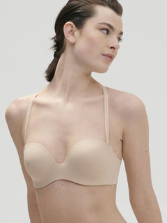 Model wearing Essentiel Multi Strapless Bra Peau Rose, front close-up showing bandeau and moulded cup design.