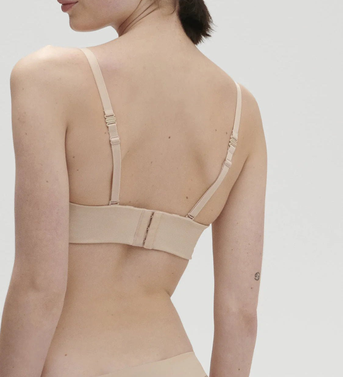 Back view of Essentiel Strapless Bra Peau Rose showing smooth band and convertible straps.