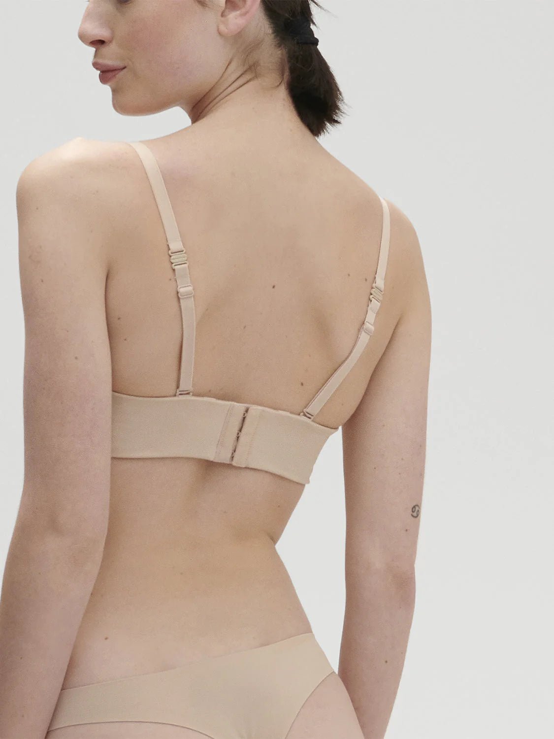 Back view of Essentiel Strapless Bra Peau Rose showing smooth band and convertible straps.