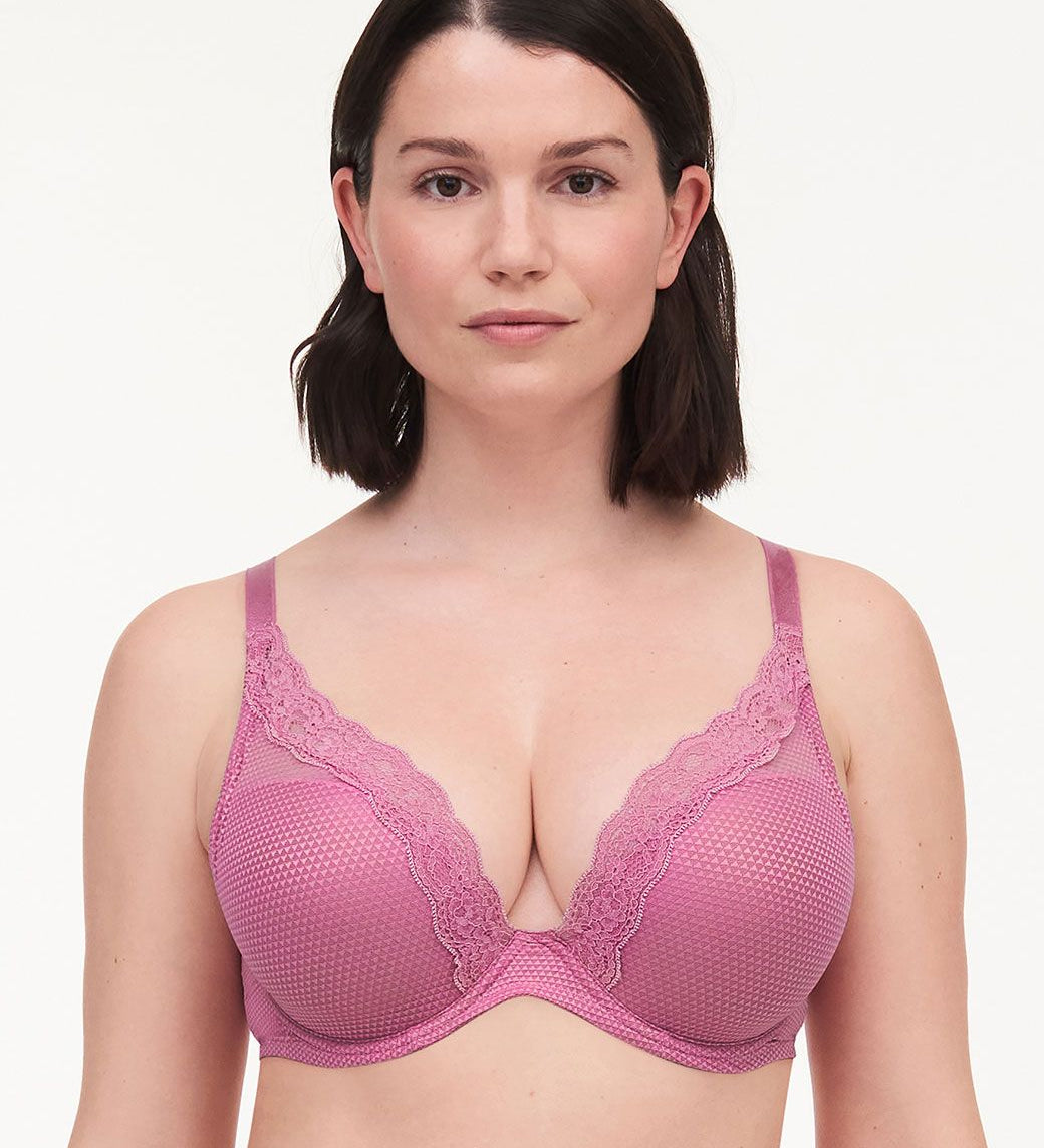 front view of Model wearing the Brooklyn Plunge T-Shirt Bra Gardenia from The Foundation – soft tulle, lace detail, and deep V neckline.