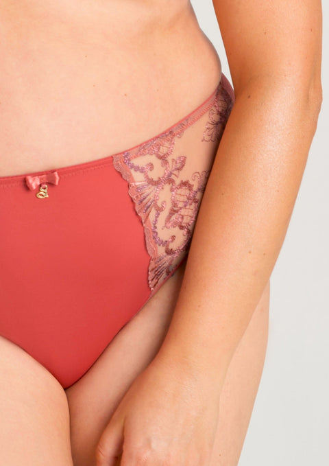 Close up of model wearing Samanta’s Perla Midi Brief in Rosy, lace detail on hips—available at The Foundation Australia.