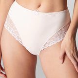 Model wearing Simone Perele Delice Culotte Brief in blush – lace detailing and high-cut leg visible.