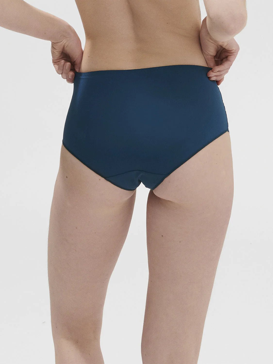 Back view of Simone Perele Delice Full Brief in Prestige Blue, stretch microfiber and sculpting fit.
