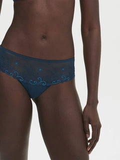 Front view of Simone Perele Delice Shorty Brief Prestige Blue – cheeky mid-rise lingerie in soft tulle and embroidery.