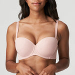 Close-up of PrimaDonna Figuras Strapless Bra on model – showcasing padded cups and soft blush tone.