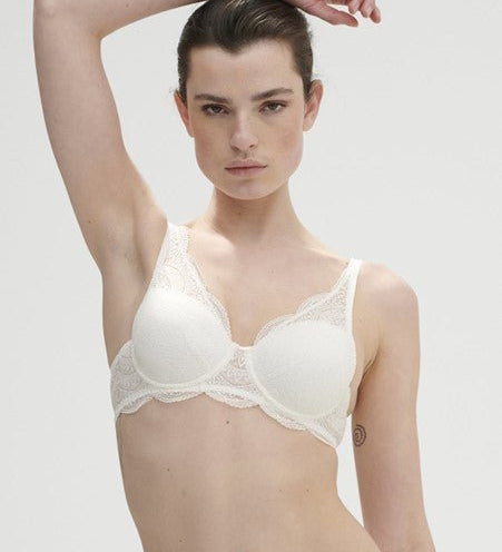 Front view of Karma 3D Moulded Bra in natural by Simone Perele, featuring scalloped lace and breathable cups—shop now at The Foundation.