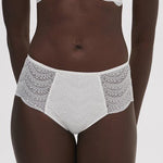 Simone Pérèle Karma Culotte Full Brief in Natural with Italian jacquard lace, scalloped accents, and seamless microfiber back.