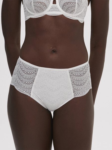 Simone Pérèle Karma Culotte Full Brief in Natural with Italian jacquard lace, scalloped accents, and seamless microfiber back.