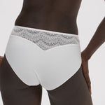 Simone Pérèle Karma Culotte Full Brief in Natural with Italian jacquard lace, scalloped accents, and seamless microfiber back.
