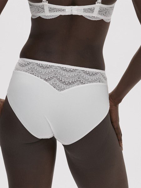 Simone Pérèle Karma Culotte Full Brief in Natural with Italian jacquard lace, scalloped accents, and seamless microfiber back.