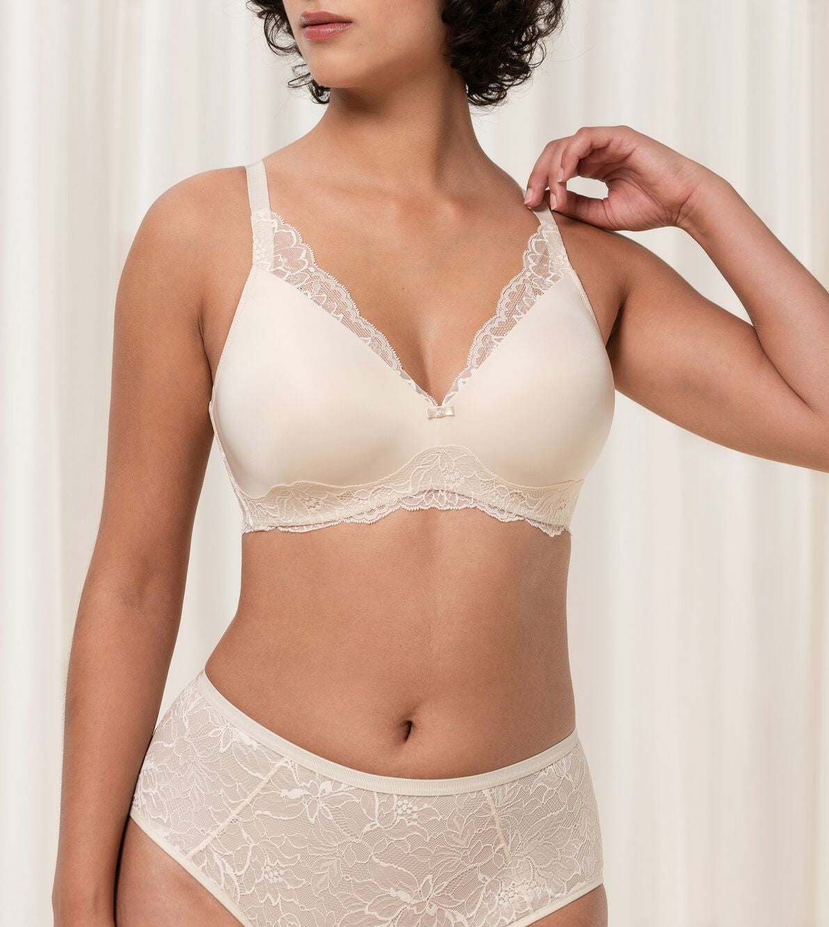 Front view of The Foundation’s Amourette Charm Non Wire Bra in Creamy Dream, showing lace-trimmed cups and soft padded design.