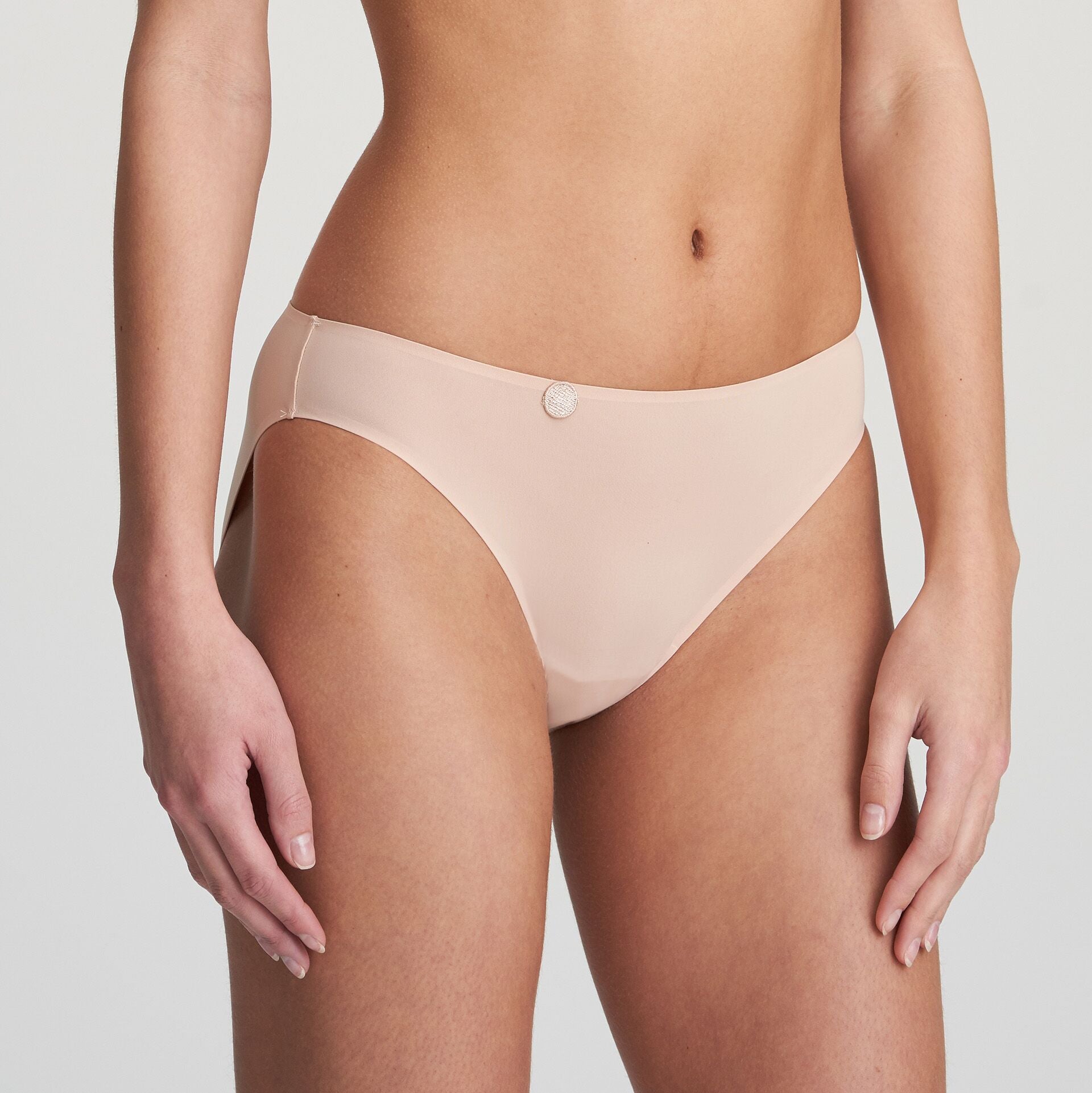 Side view of Tom Rio Brief in Café Latte featuring seamless design and soft waistband for everyday comfort.
